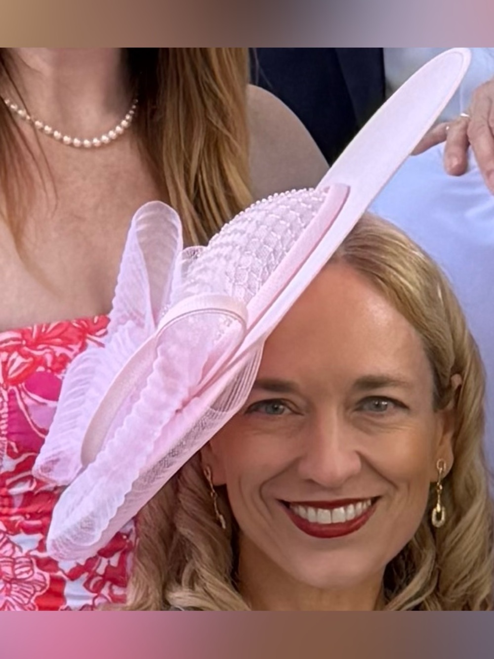 Elegant Pink Wide-Brim Fascinator Hat with Bow - Picture 4 of 4